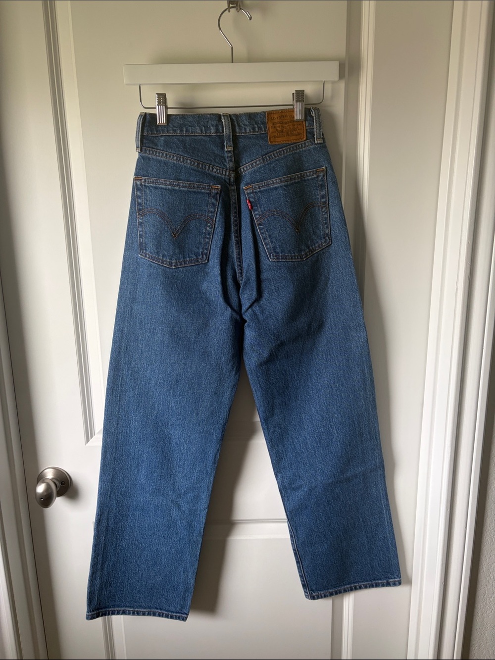 Levi’s Ribcage Straight Leg Jean in Medium Blue Wash